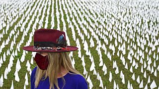Χιλιάδες λευκές σημαίες στη μνήμη των θυμάτων του κορονοϊού στις ΗΠΑ