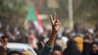 متظاهرون يرفعون علامة النصر للتنديد باستيلاء المسؤولين العسكريين على السلطة في الخرطوم، السودان.