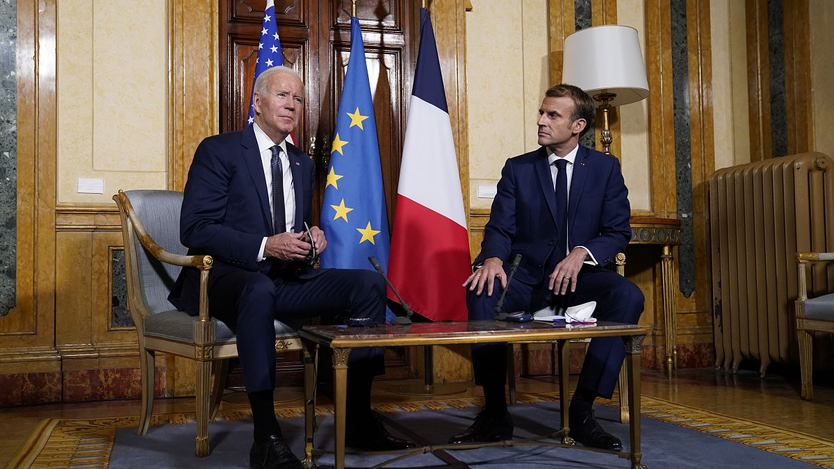 ABD Başkanı Joe Biden ve Fransa Cumhurbaşkanı Emmanuel Macron COP20 zirvesi öncesi İtalya'da bir araya geldi