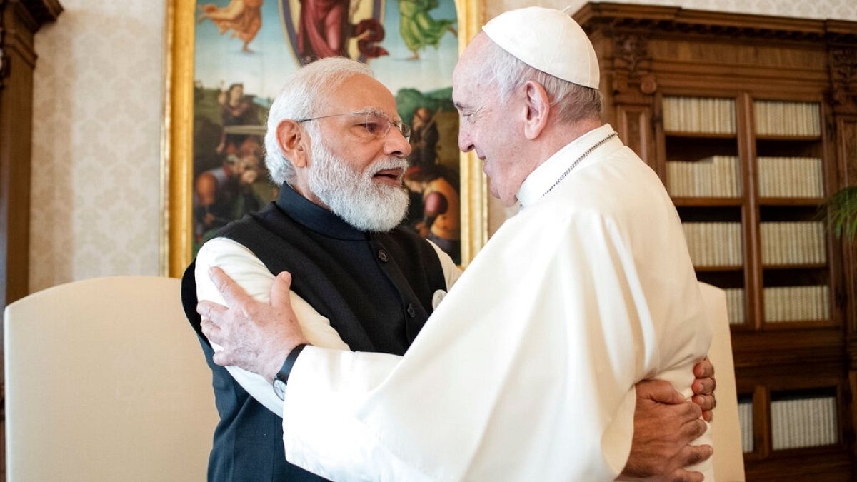 Indischer Premierminister Modi beim Papst: Geschenke und Umarmungen