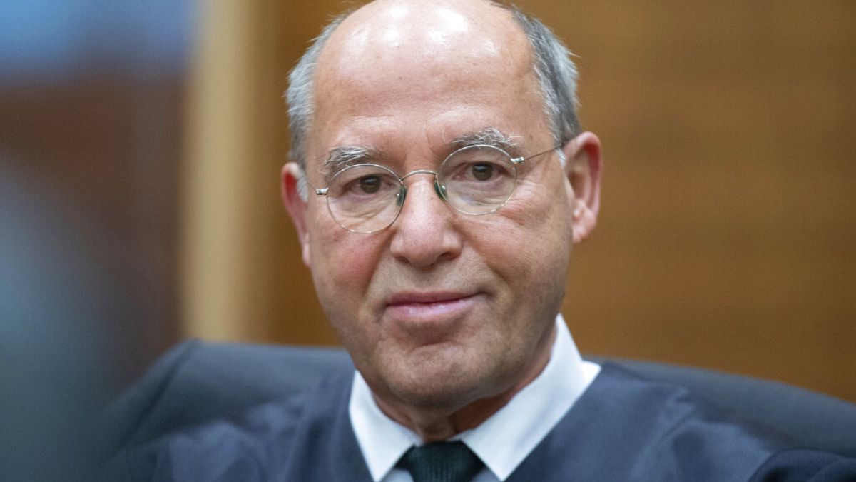 Gregor Gysi beim Prozess gegen IS-Heimkehrerin Kim Teresa A. in Frankfurt