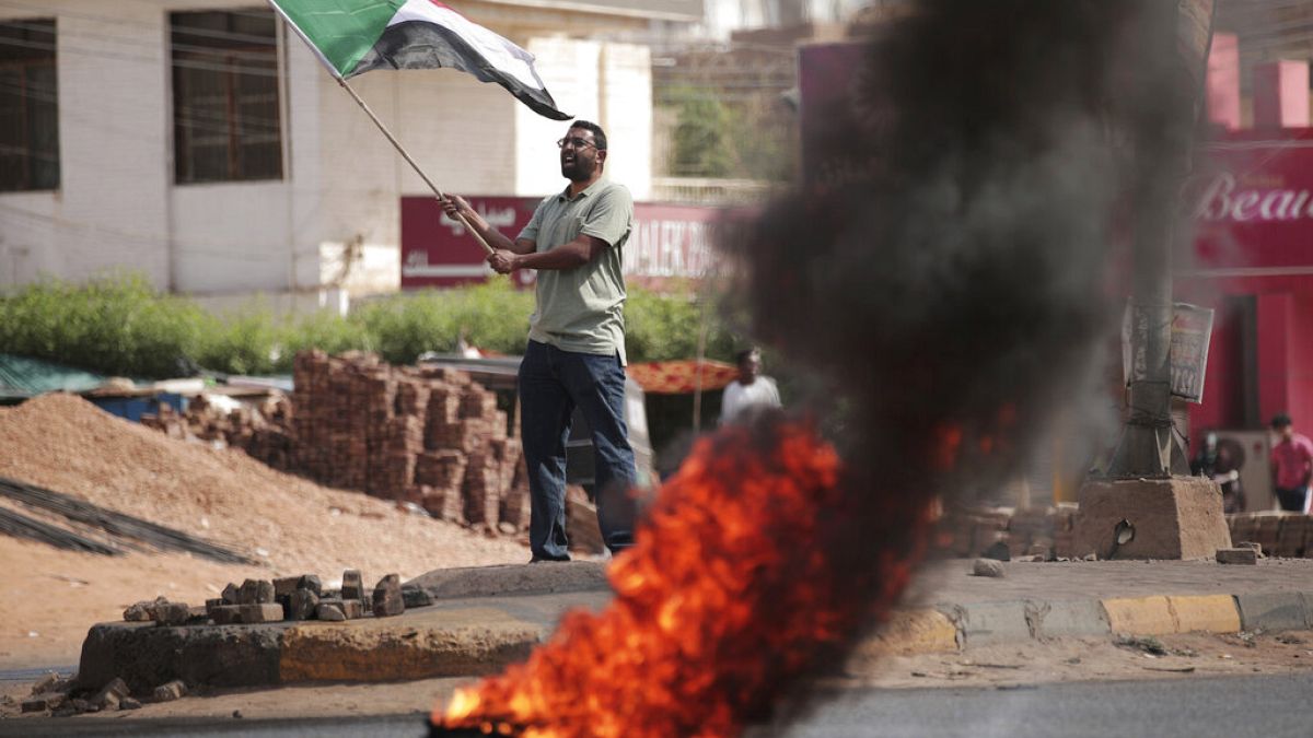 Διαδηλωτής κατά της χούντας στο Σουδάν