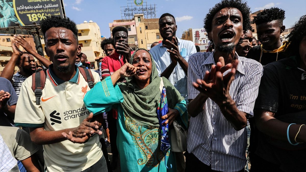 Sudan'da binlerce kişi darbeye karşı meydanlara indi