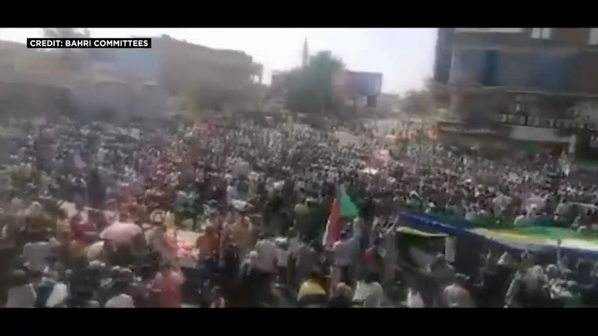 خرج الآلاف إلى الشارع ضدّ الانقلاب العسكري في السودان 