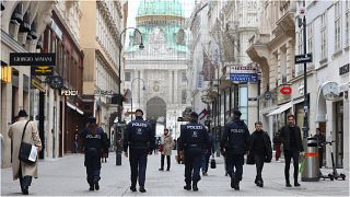 عناصر من الشرطة النمساوية يسيرون وسط العاصمة فيينا