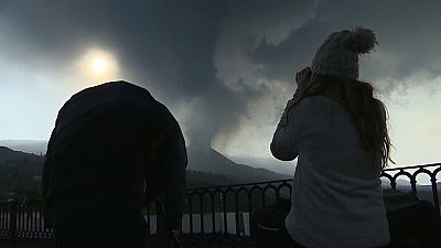 شاهد: بركان جزيرة لا بالما الإسبانية يستقطب السيّاح في عطلة عيد كل القديسين