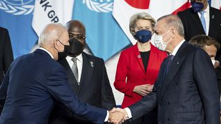 تصافح الرئيسان بايدن وإردوغان قبل البدء بأعمل قمة العشرين في روما 30 أكتوبر 2021