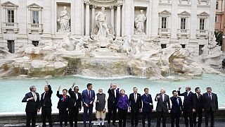 G20-Teilnehmer werfen eine Münze in den Trevi-Brunnen in Rom