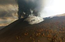 Canarie, dopo 40 giorni di eruzione il vulcano diventa turistico: alberghi e voli esauriti