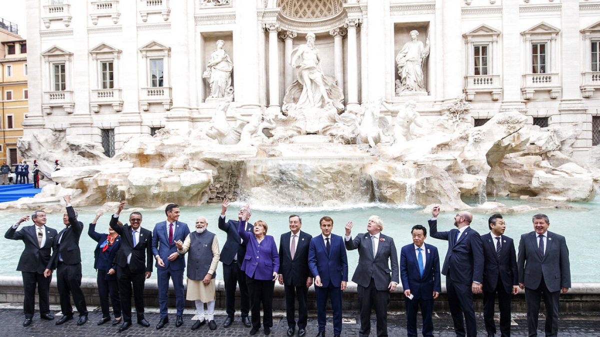G20 liderleri, 31 Ekim 2021 Pazar günü Roma'daki G20 zirvesi için düzenlenen bir etkinlik sırasında Trevi Çeşmesi'nin önünde poz verdi