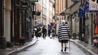 إمرأة مسنة تتجول في البلدة القديمة في ستوكهولم، السويد، الخميس 22 أكتوبر، 2020