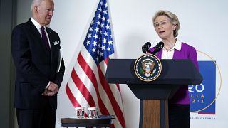 Joe Biden e Ursula Von Der Leyen annunciano la fine dei dazi