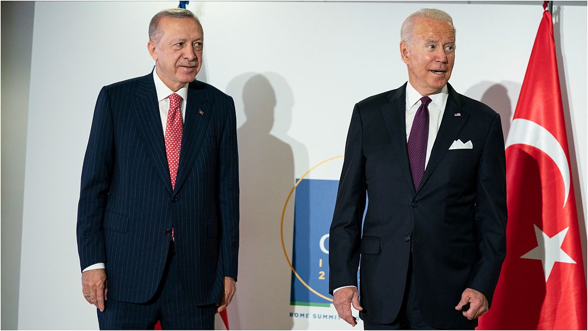 الرئيس الأمريكي جو بايدن والرئيس التركي رجب طيب إردوغان في قمة العشرين المنعقدة في العاصمة الإيطالية روما 31 أكتوبر 2021