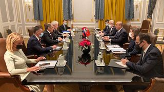 G20 Liderler Zirvesi için Cumhurbaşkanı Erdoğan'la Roma'da bulunan Dışişleri Bakanı Mevlüt Çavuşoğlu (sağ 3), burada Rus mevkidaşı Sergey Lavrov (sol 3) ile görüştü.
