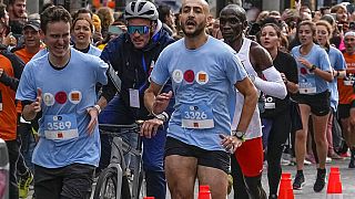 Eliud Kipchoge entouré de coureurs à Paris le 31 octobre 2021 