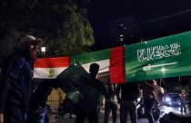 تظاهرات حامیان پادشاهی سعودی در برابر سفارت عربستان در لبنان با پرچم‌های مصر، امارات و عربستان