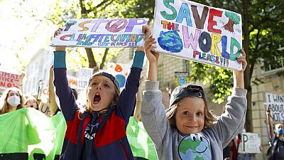 Gyerekek tüntetnek a bolygó jövőjéért a Friday for Future egyik eseményén, 2021. szeptember 24-én Londonban