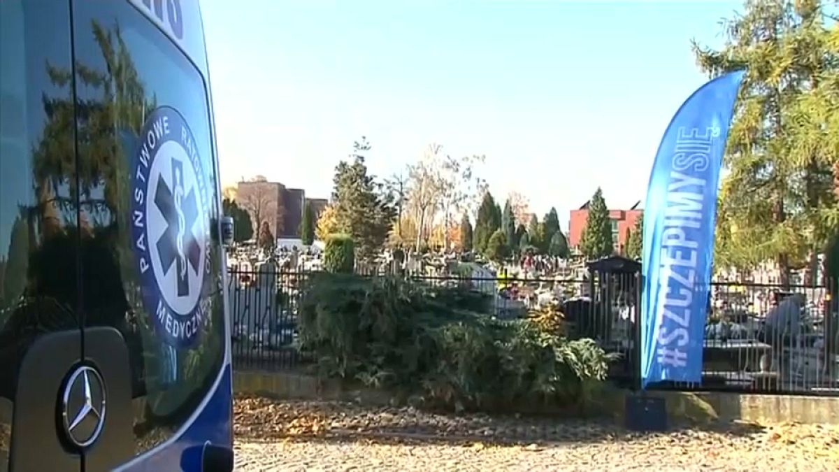Point de vaccination à proximité d'un cimetière en Pologne, le 31/10/2021 - capture d'écran d'une vidéo de la télévision polonaise TVP via EBU