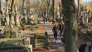 Már a temetőkben is lehet oltást kapni Lengyelországban