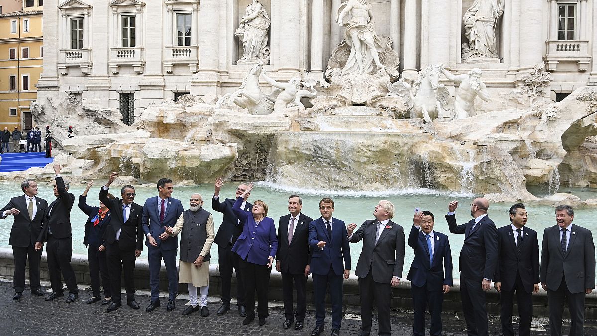 قادة مجموعة العشرين يلقون عملات معدنية في حوض نافورة تريفي بالعاصمة الإيطالية روما في اليوم الثاني والأخير من قمتهم، الأحد 31 أكتوبر 2021