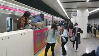 Personnes tentant de fuir lors de l'attaque au couteau à Tokyo - capture d'écran d'une vidéo amateur transmise via EBU