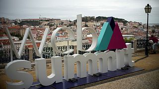 Logotipo da "Web Summit" junto ao Bairro alto, na capital portuguesa