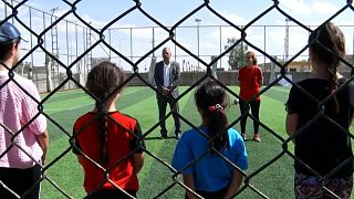 فتيات عراقيات يمارسن كرة القدم في مدينة بريطلة معقل داعش السابق.