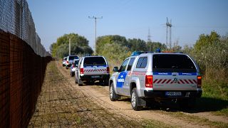 Rendőrségi járművek a magyar-szerb határon Röszkén, az ideiglenes biztonsági határzárnál