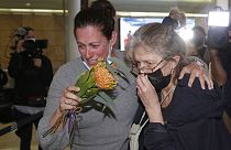 Eine Australierin mit ihrer Mutter nach der Rückkehr im Flughafen von Sydney