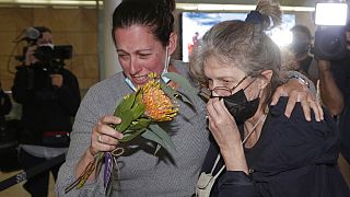 Eine Australierin mit ihrer Mutter nach der Rückkehr im Flughafen von Sydney