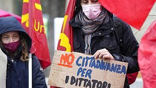 Manifestantes contra Bolsonaro em Itália