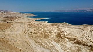 خطوط تبخر المياه على شواطئ البحر الميت