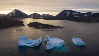 جبال جليدية كبيرة تطفو في غرينلاند حيث يعمل العلماء بجد لفهم الذوبان السريع للجليد بشكل مقلق. 2019/08/16