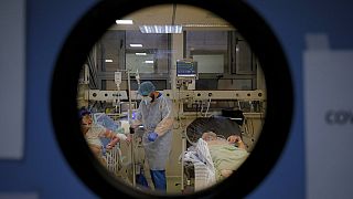 Koronavírusos betegeket ápolnak egy bukaresti kórházban