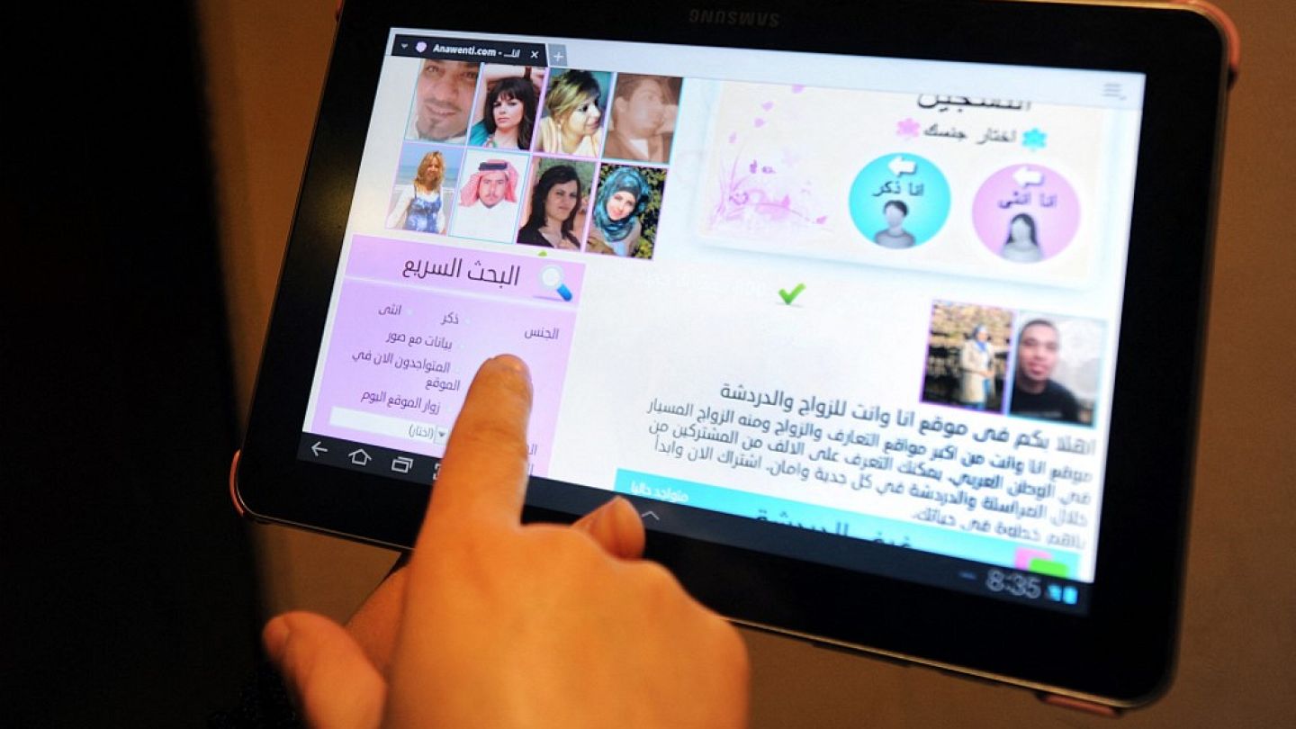 قصص نجاح  علاقات الزواج بين اجنبيات وخليجيين عبر التعارف عبر الإنترنت  - ميزات التعارف عبر الإنترنت