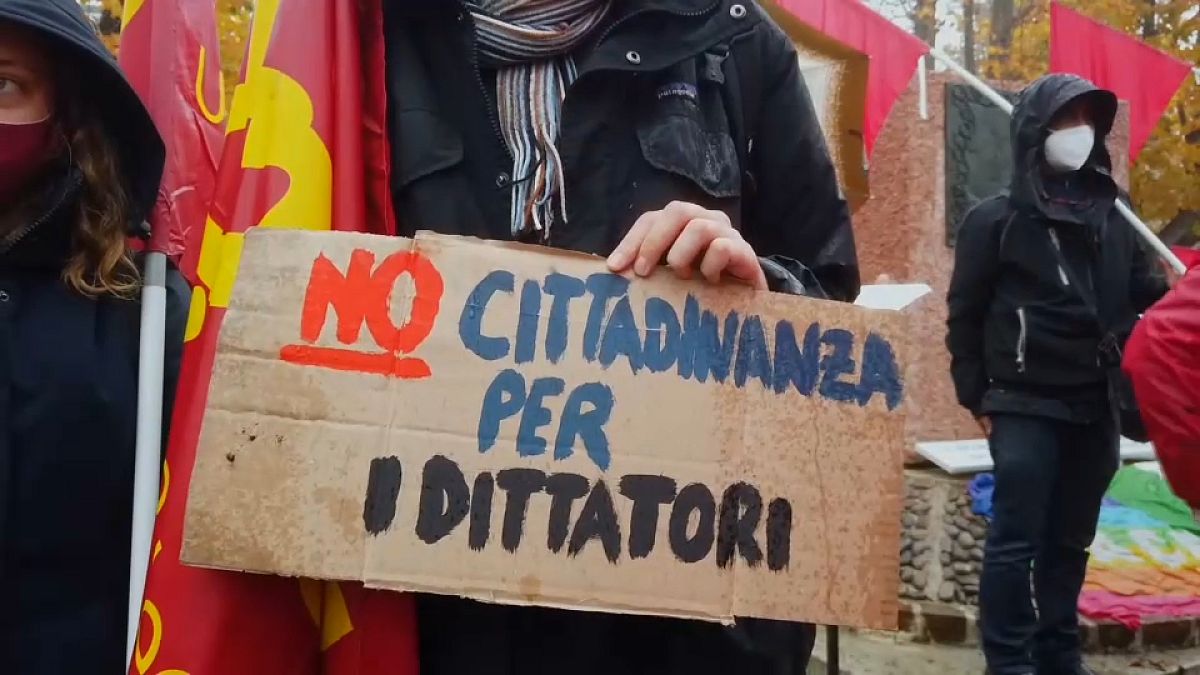 Протестующий против присвоения президенту Бразилии Жаиру Болсонару звания почётного гражданина  Ангуиллара-Венета (Италия)