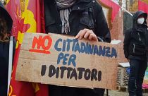 Протестующий против присвоения президенту Бразилии Жаиру Болсонару звания почётного гражданина  Ангуиллара-Венета (Италия)