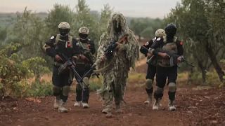 Des rebelles syriens soutenus par la Turquie s'exercent au combat à Afrine