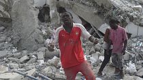 محاولة إنقاذ أشخاص من تحت أنقاض مبنى قيد الإنشاء انهار في منطقة إيكوي في لاغوس، في 1 نوفمبر 2021