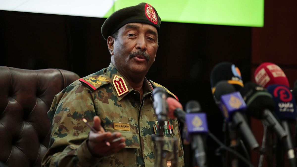 قائد الجيش السوداني، اللواء عبد الفتاح برهان، خلال مؤتمر صحفي بالقيادة العامة للقوات المسلحة بالخرطوم، السودان، الثلاثاء 26 أكتوبر 2021