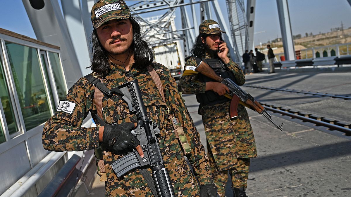 Sicherheitskräfte der Taliban an der Grenzbrücke in Hairatan