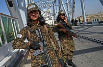 Sicherheitskräfte der Taliban an der Grenzbrücke in Hairatan