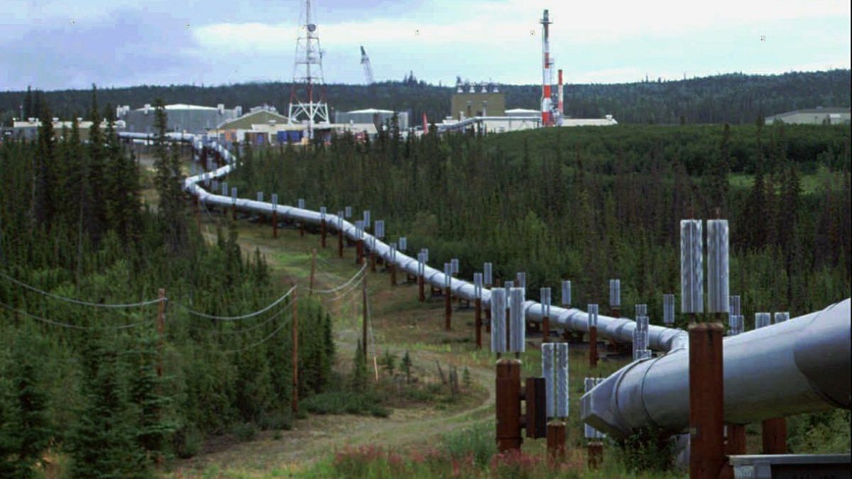 خط الأنابيب ومحطة الضخ عبر ألاسكا شمال فيربانكس في ألاسكا.