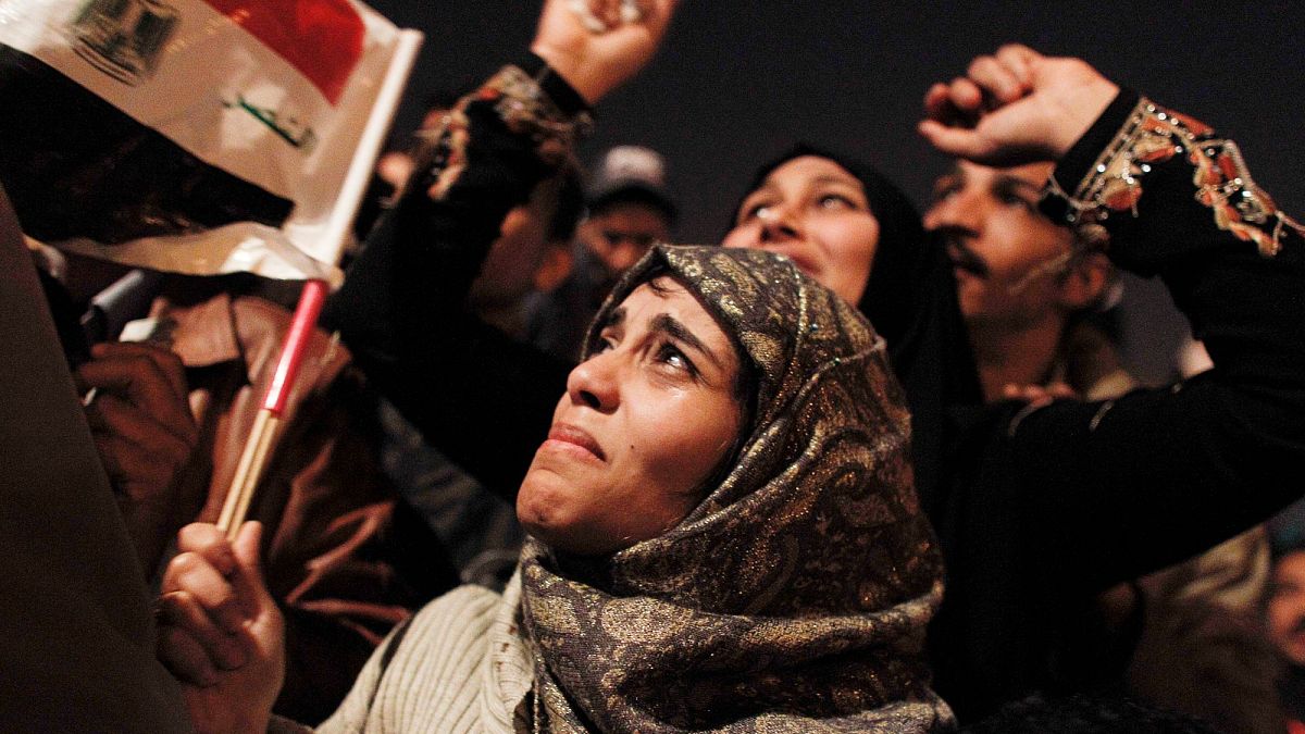 Mısır'da 2011 yılında yapılan protestolar. Göstericiler devrik lider Hüsnü Mübarek'in istifasını kutluyor