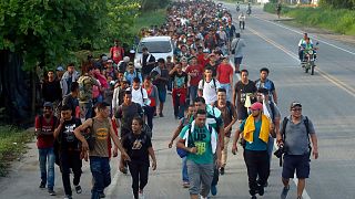 مهاجران آمریکای مرکزی که در مکزیک به سمت مرز ایالات متحده حرکت می‌کنند