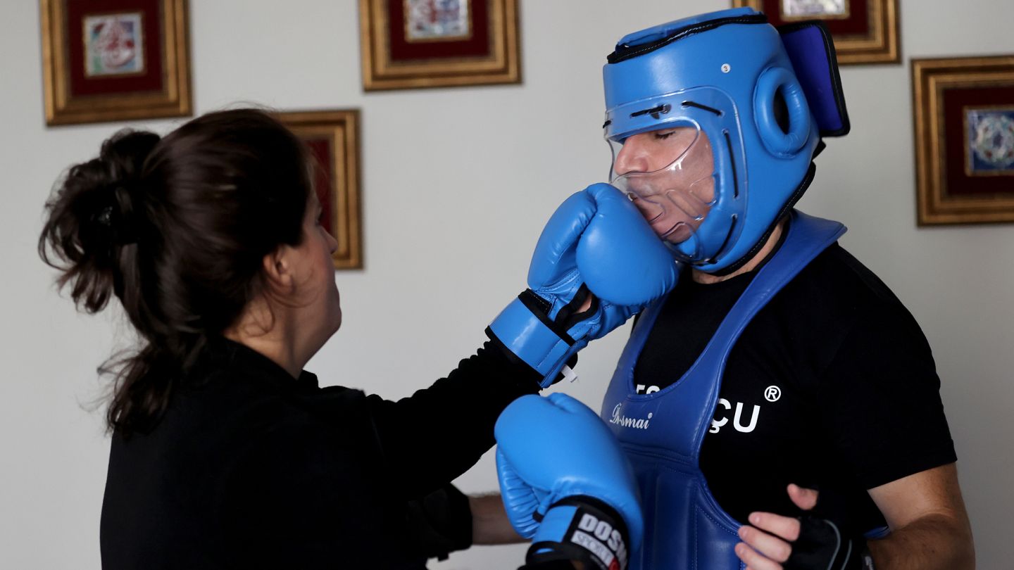 Getirin Mazlumu Bana Ilk Tescilli Dayak Yiyen Adam 11 Yildir Tekme Ve Tokatla Geciniyor Euronews