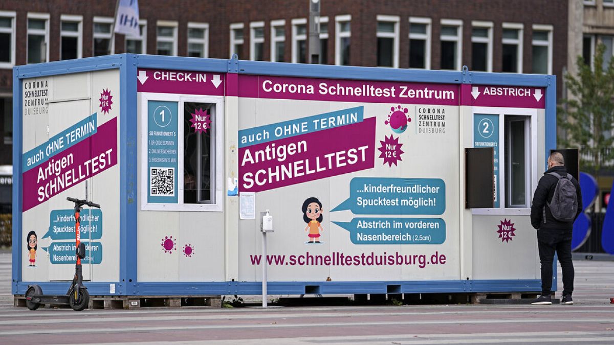 Ein Schnelltest-Container in Duisburg: Werde die Impfzentren in Deutschland auch bald wieder öffnen?