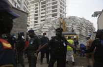Fuerzas de seguridad ante el edificio que se derrumbó en Lagos