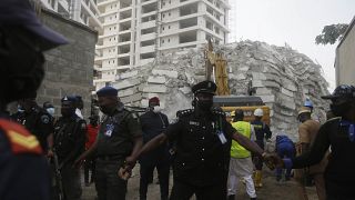 Fuerzas de seguridad ante el edificio que se derrumbó en Lagos