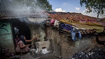 Szénnel fűtő asszony egy kelet-indiai faluban. "Ha van szén, élünk, ha nincs, nem élünk" - mondja.